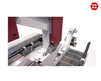 Efficient chip conveyor with integrated coolant tank