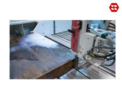 High-performance band guide with servo feed system