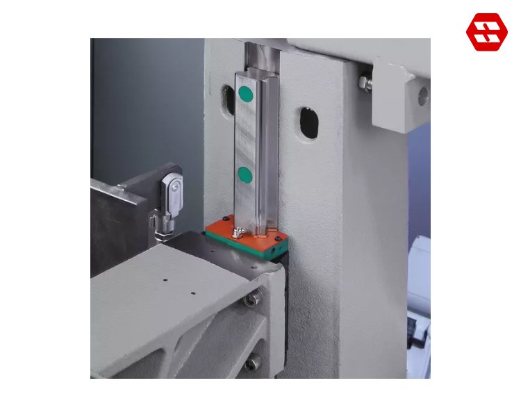 MOTION OF THE SAW HEAD ON LINEAR GUIDES WITH PRELOADED BALL SCREW SLIDES